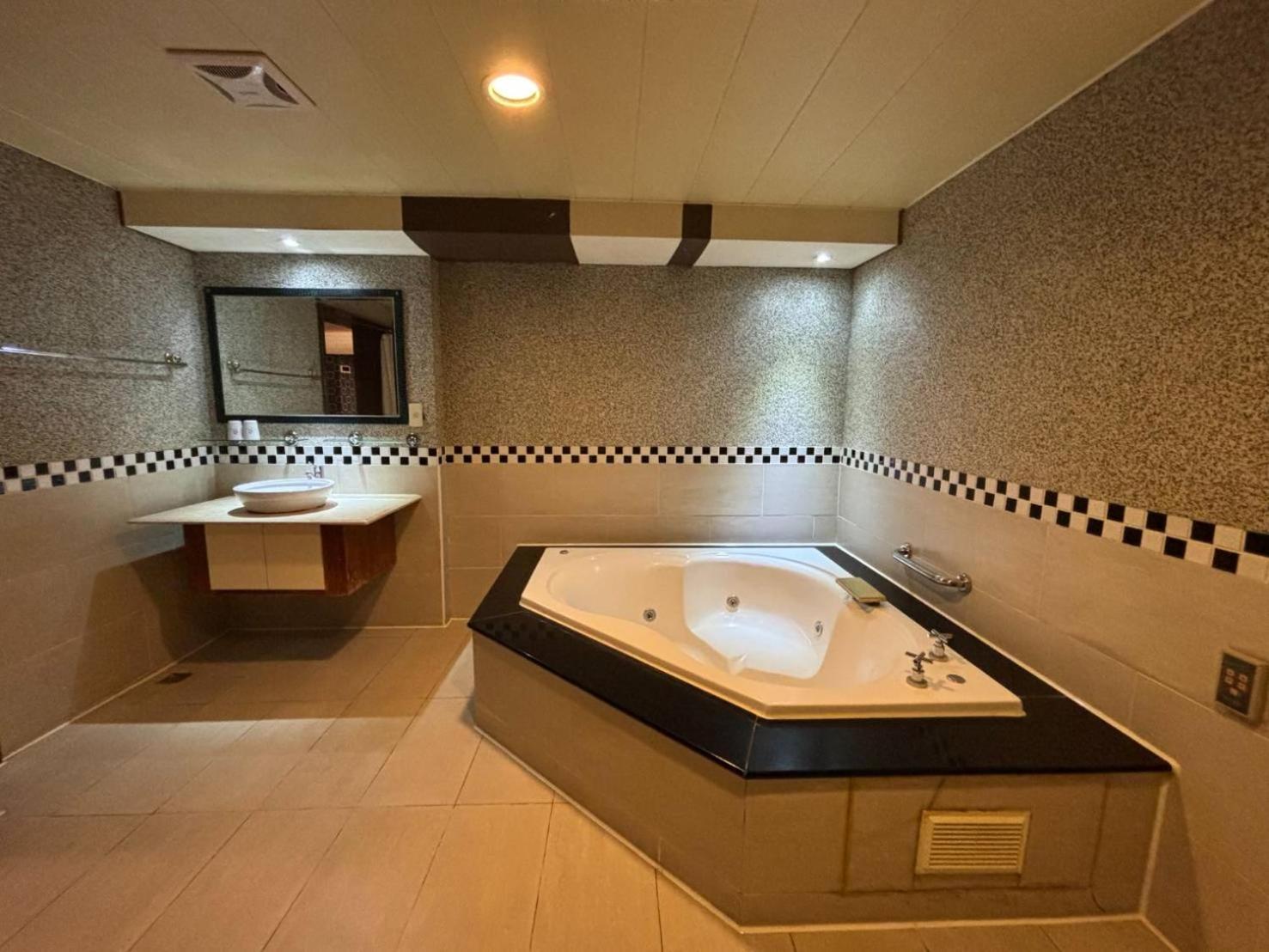 Hua Xiang Motel - Da Chang Kaohsiung Zewnętrze zdjęcie